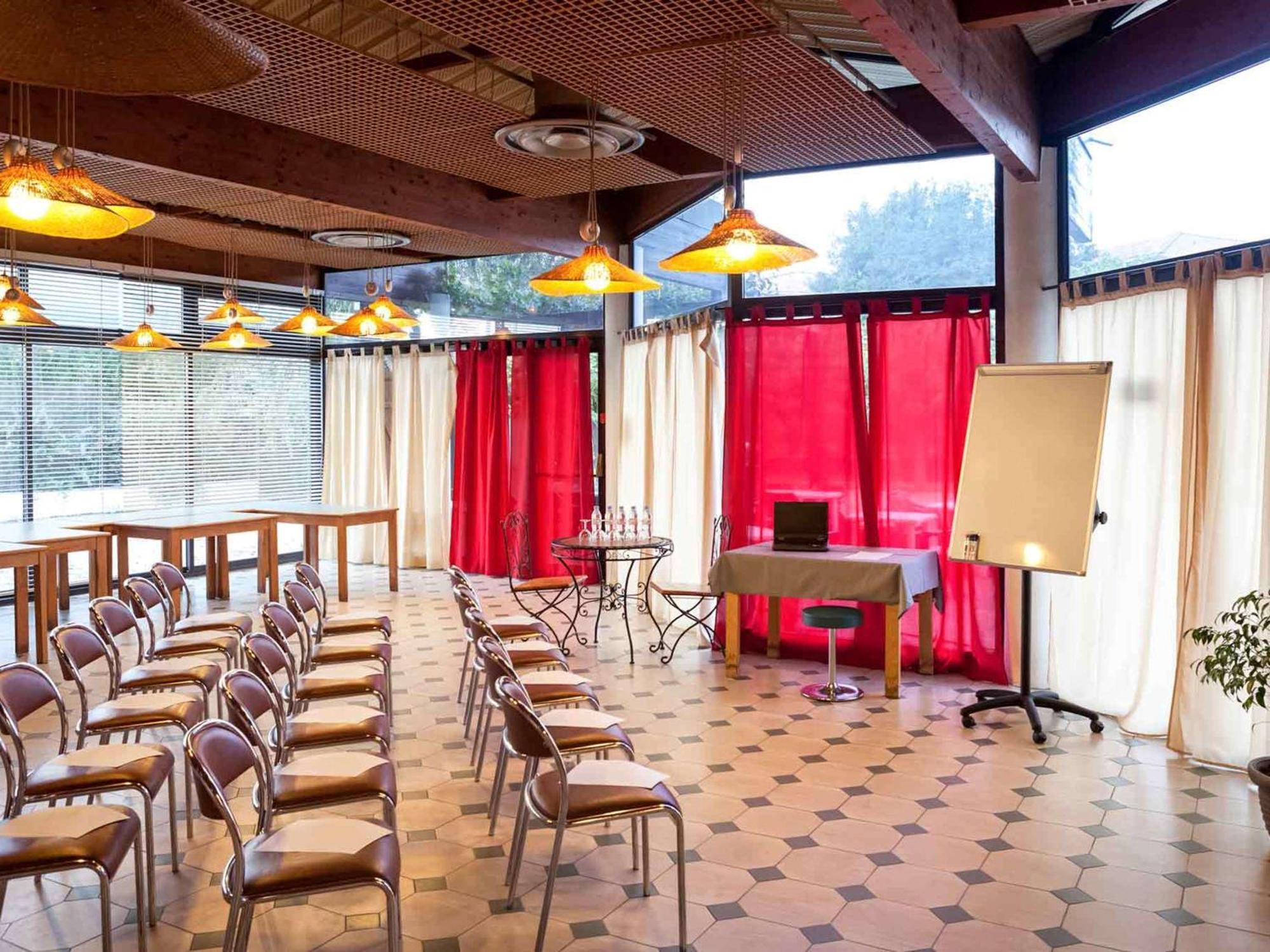 Ibis Budget Saint Christol Les Ales Kültér fotó